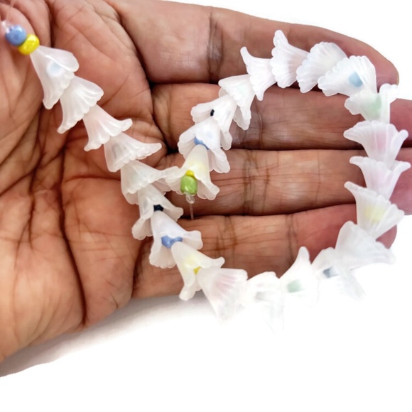 As Low As $2 Ruffled Matte White Acrylic Calla Lily Beads 12mm x 14mm (25) - Picture 1 of 3